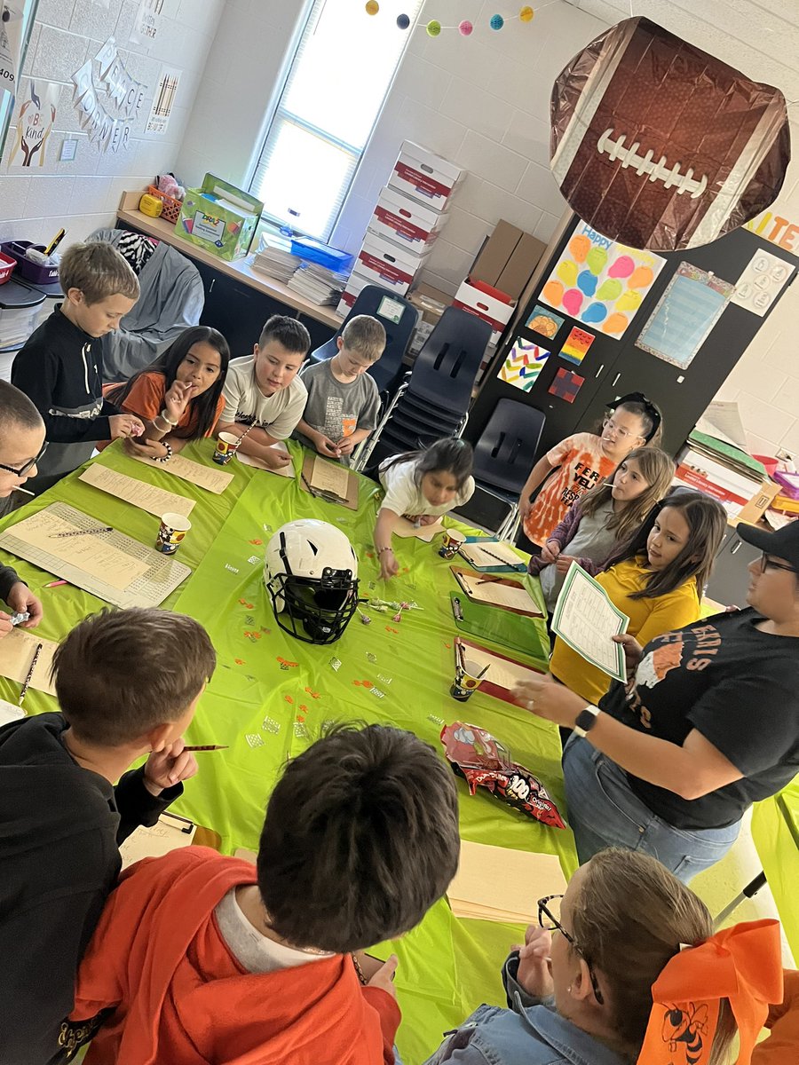 MikulaSam's tweet image. Third grade was making touchdowns during their lesson on text features and non-fiction. Classroom transformation for Rock Your School Day that also celebrated homecoming! The “coaches” did awesome on their lesson playbooks! #longinoadventures