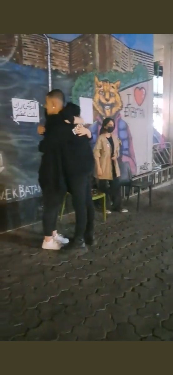 باشه بغل کن، ولی بدون کوچه بعدی خواهرت رو بغل رایگان میکنند.