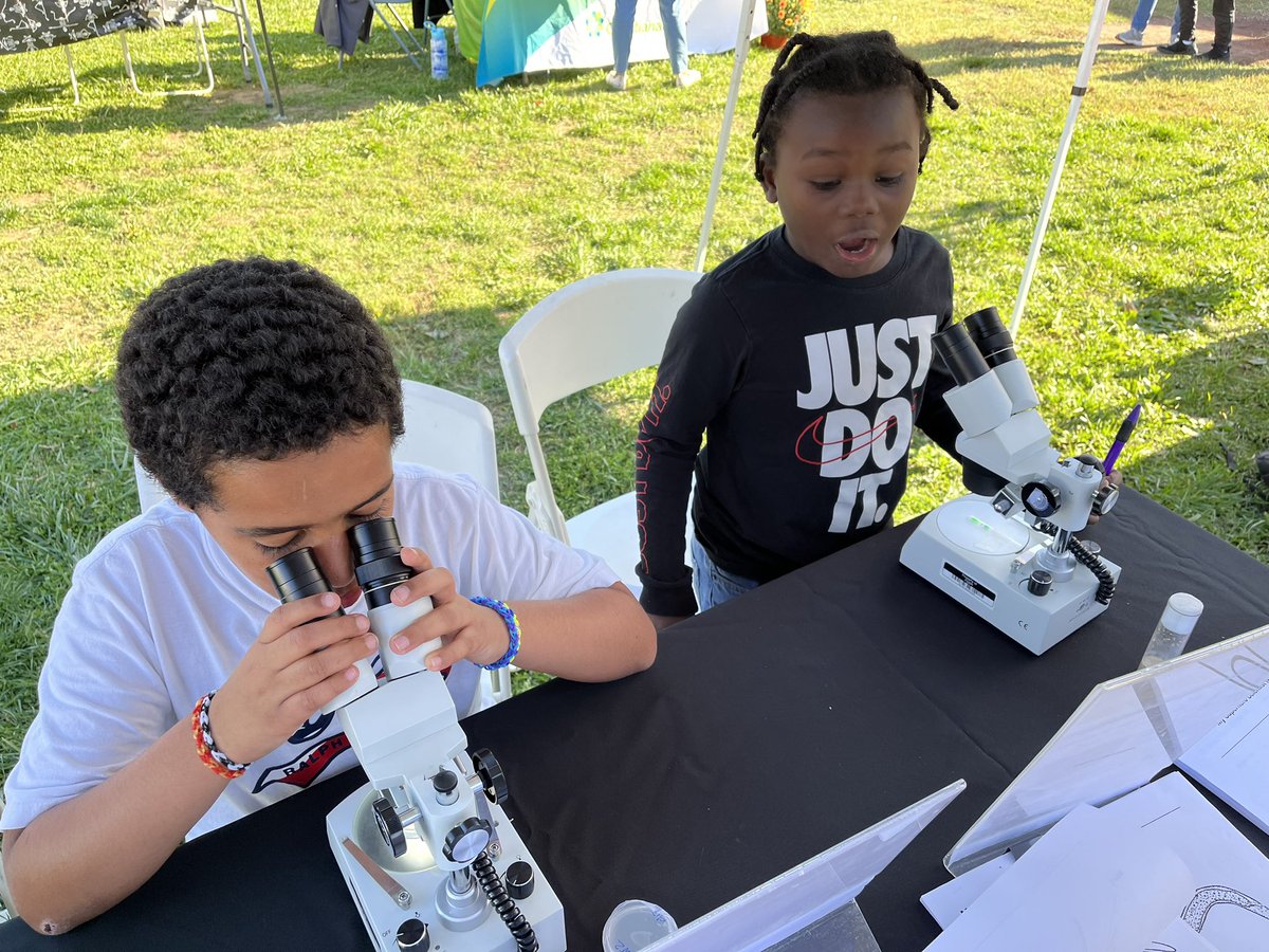 SparcScience's tweet photo. Having a great time at the Bellevue Community Center’s farmers market tonight!  Thanks for hosting such a great event. @MobileLabCo @Incyte @UDelPress @projbrainlight https://t.co/jMm9bfNJ4T