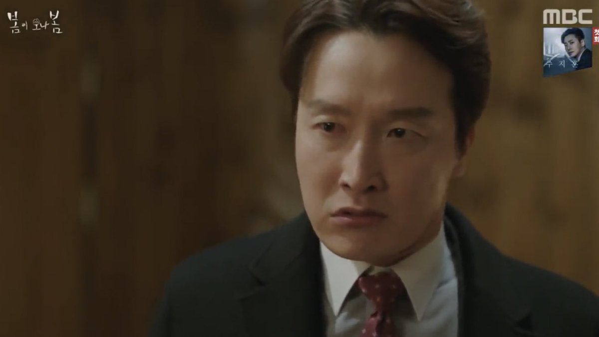 dramaflwr's tweet photo. the guy was hyperventilating at the thought of his wife loving someone else & this woman thought he’s having a stroke 💀🤣
#SpringTurnsToSpring #UhmJiWon https://t.co/ofb9yWwmi5