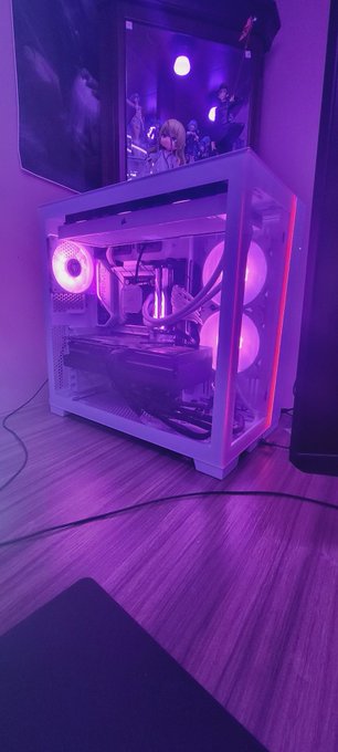 4090 cables impossible to manage saddd 😭😭😭 https://t.co/xKvce5x9C3