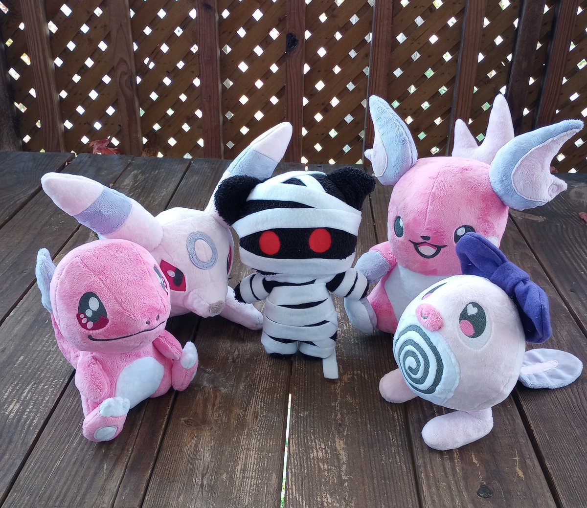 Another week of Spooktober is at an end!  The theme for Day 21 is Creepy &amp; Cute💕

Wraps loves to hang out with their pink Pokemon pals!  They make the perfect goth/kawaii squad!