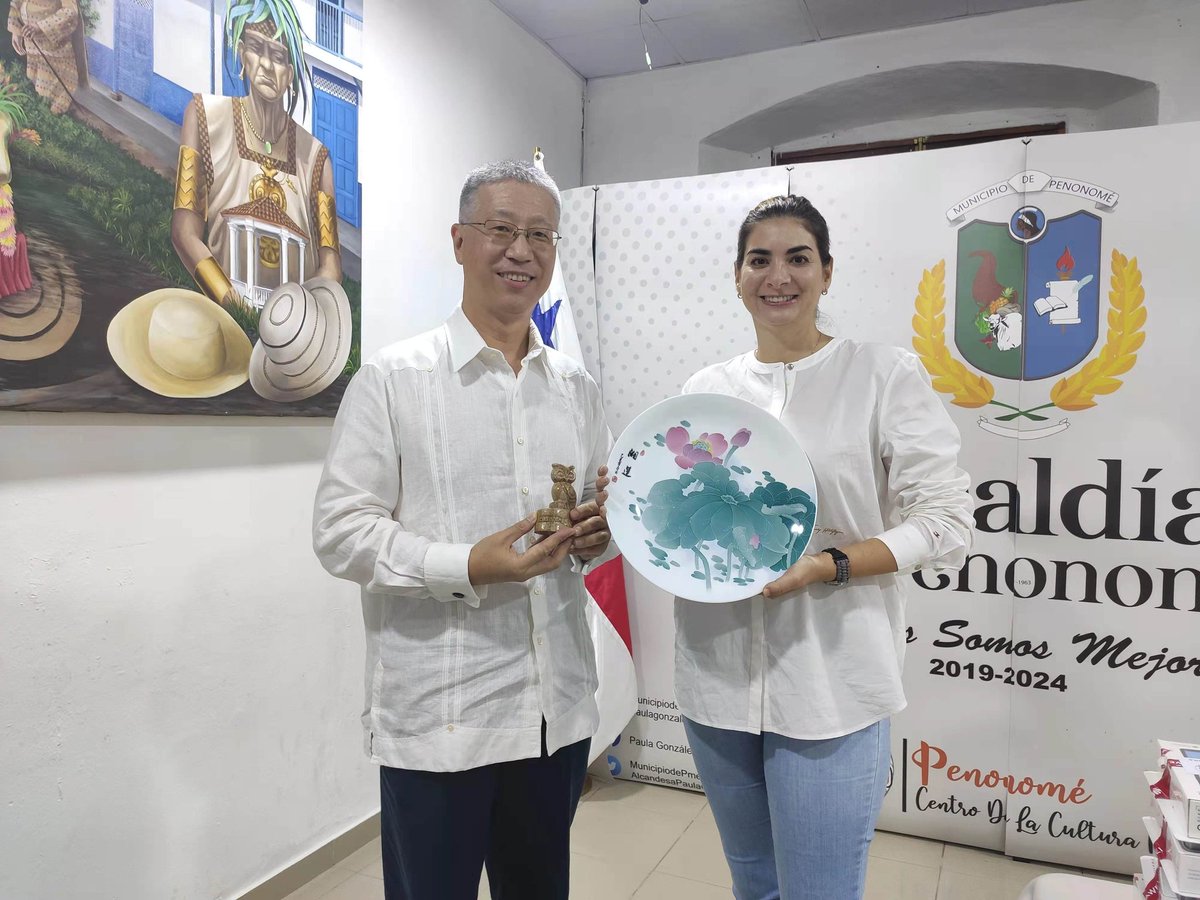 El Emb.<a href="/weiasecas/">魏强  WEI Qiang</a> hoy visitó <a href="/MunicipiodePme/">Municipio de Penonomé</a> y tuvo una conversación grata con la Alcaldesa <a href="/AlcaldesaPaulaG/">Paula Maria González</a> reafirmando la voluntad de seguir estrechando la relación bilateral. Se hizo una donación de tabletas en apoyo de la educación de este municipio.🇨🇳🤝🇵🇦