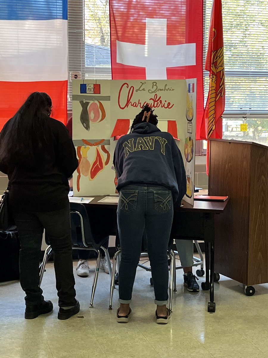 PierceMSMS's tweet photo. MSMS French II students shopping in class. @msmsbluewaves @msmsvision https://t.co/gcShb6I3eE