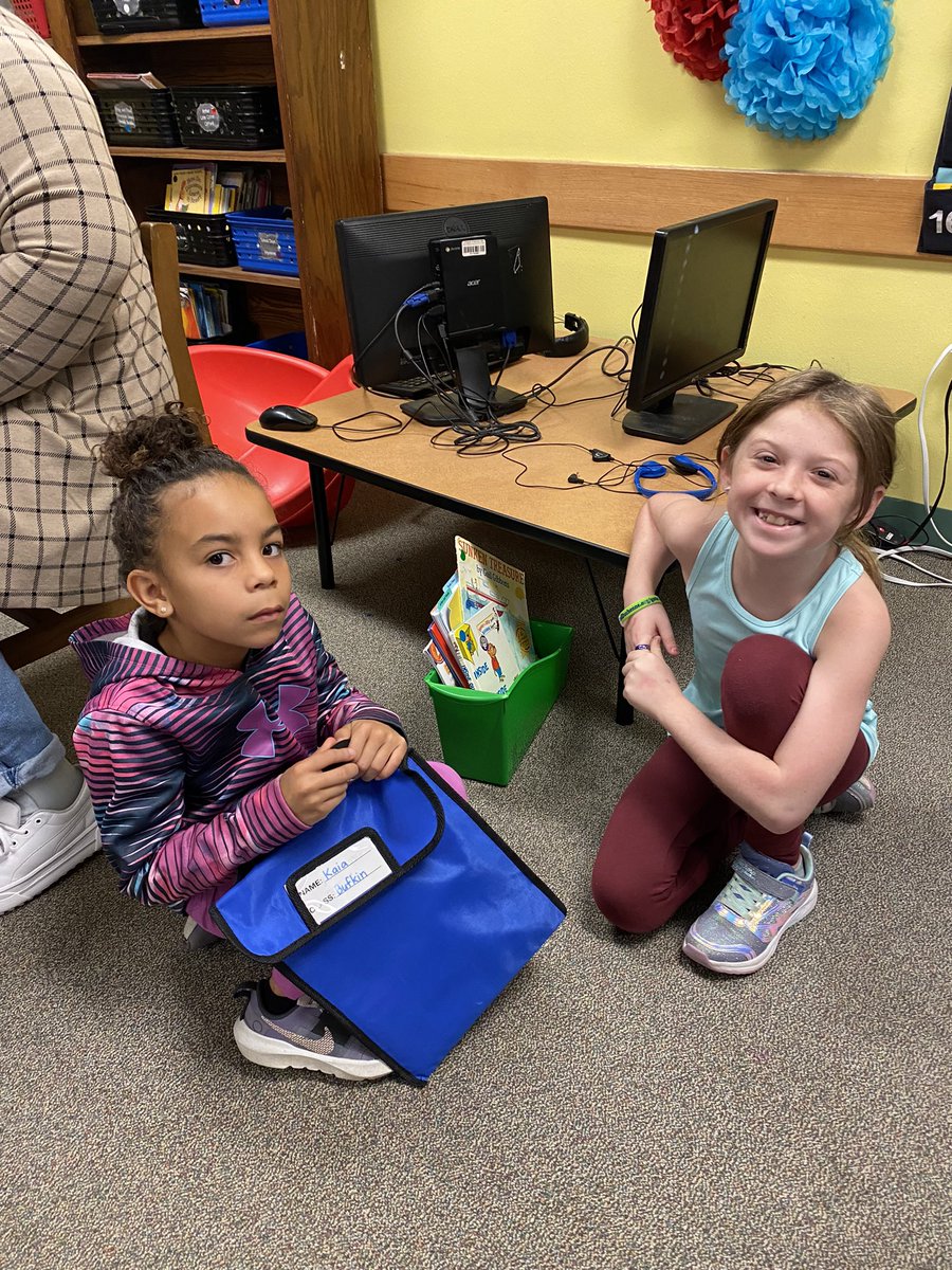 Our 4th grade buddies came to our room to read with us today!