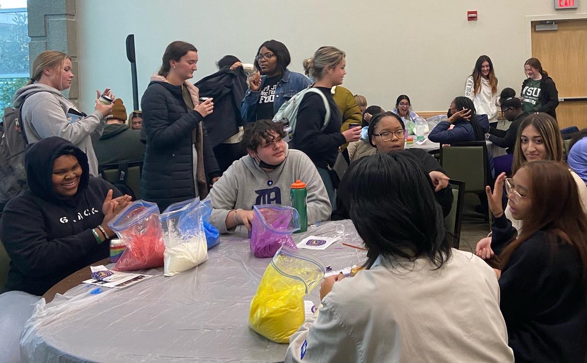 cawjournalism's tweet photo. The campus was filled with fall scents as Wayne State University students participated in candle making this Wednesday.
https://t.co/KoRScj0pMy
#WSUnmA5 #multimedia #journalism #photojournalism #WayneState #candlemaking #fall https://t.co/2reI54rVSA