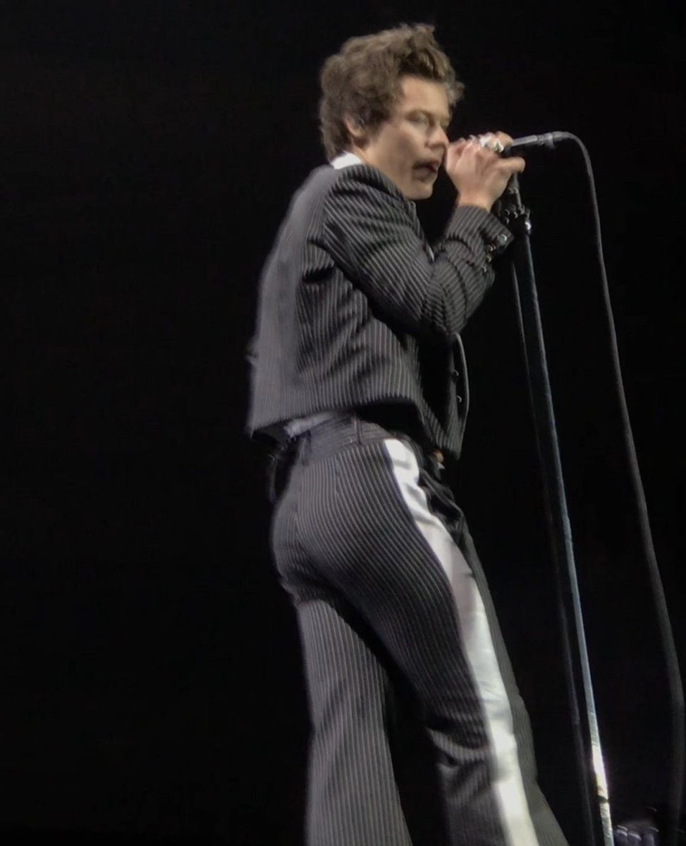 ImpetuousAllure's tweet photo. Even with pants on I wanna hit it. 🥵 https://t.co/eA2Ut9d67N