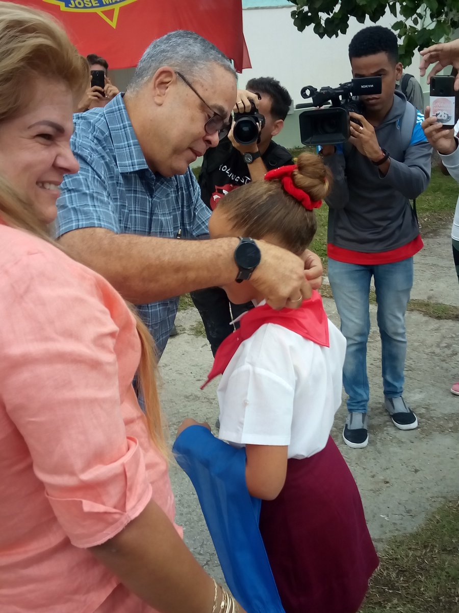 En todas nuestras escuelas de #LaHabana se realizó el cambio de atributo en la OPJM. "Pioneros por el Comunismo, Seremos como el Che". <a href="/UJCHABANA1/">UJCHABANA</a> <a href="/UJCdeCuba/">UJC de Cuba</a> <a href="/aylinalvarezG/">Aylín Alvarez García</a> <a href="/torres_iribar/">Luis Antonio Torres Iribar</a> <a href="/FalconYoania/">Yoania Falcón Suárez</a> <a href="/yusdysleidys/">Yusdysleidys Steven Carbonell</a> <a href="/RGZapata500/">Reinaldo García Zapata</a>