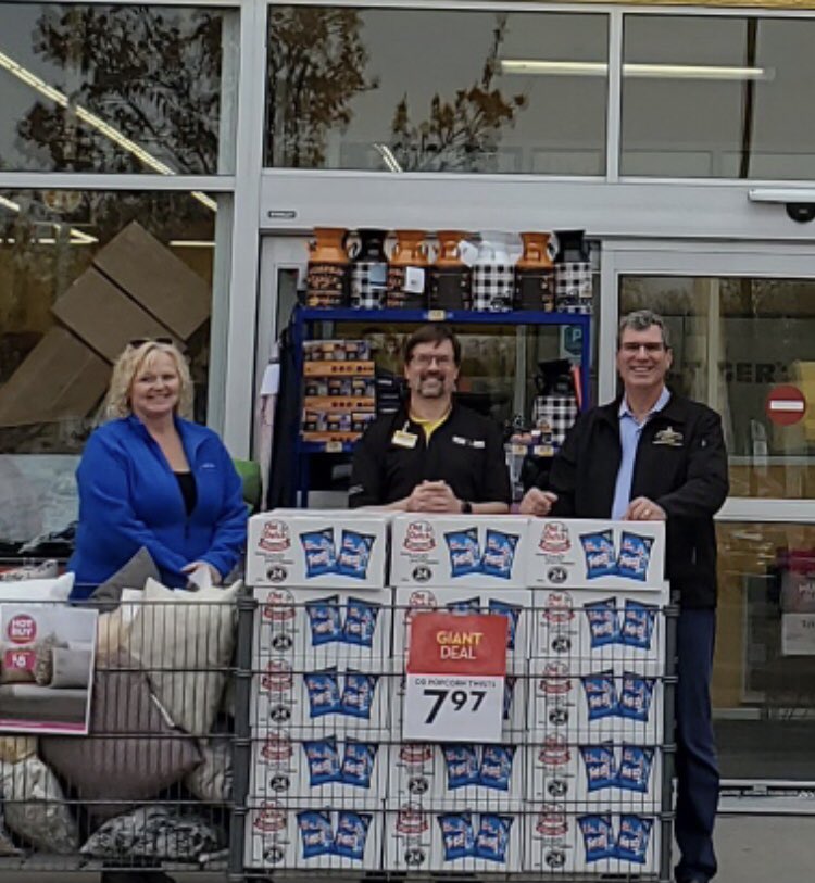 LVandenbosch3's tweet photo. #MLA2workday Giant Tiger in Brandon: left to rightΒ
Gloria Alston (employment counsellor CCI), Curtis Keber (Owner) and Reg Hewler MLA Brandon West. https://t.co/P6gERQ2zaK