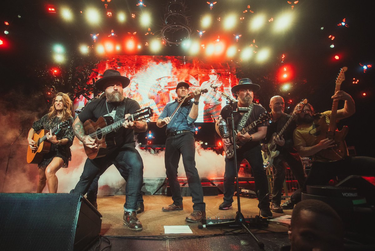 carolinejones's tweet photo. SEATTLE, WA @zacbrownband #OutInTheMiddleTour https://t.co/l5YAbrz5QN