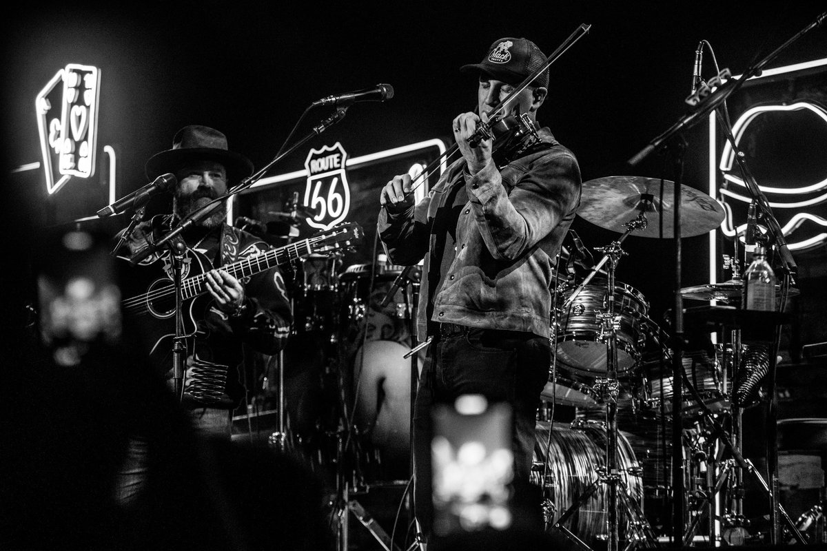 carolinejones's tweet photo. SEATTLE, WA @zacbrownband #OutInTheMiddleTour https://t.co/l5YAbrz5QN