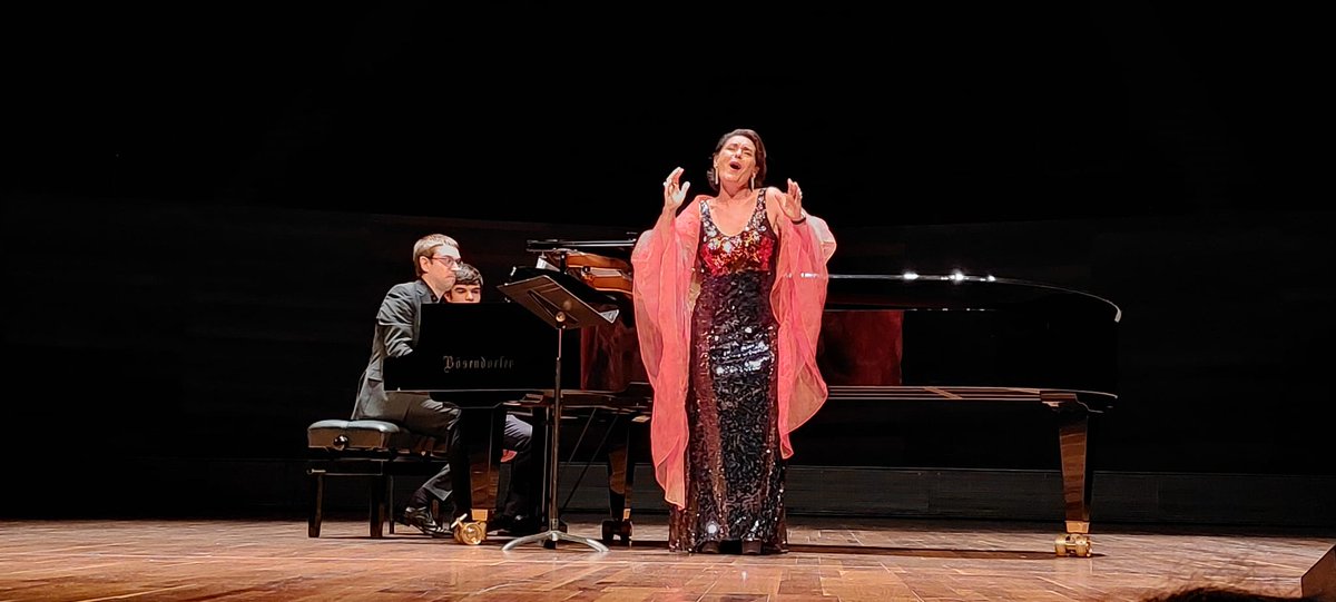 AytoLeonCultura's tweet photo. ◼︎ Espectacular @Maria_Bayo en el Auditorio de #LeónEsp

🎤 Un lujo contar con su voz prodigiosa en el ciclo 'León en canto'.

📆 Próximo recital: 4 de noviembre con el tenor Ignacio Encinas, la soprano Marta Arce y Héctor Sánchez al piano.

#AytoLeónCultura #LeónEnCanto https://t.co/GhSF5MUfCg