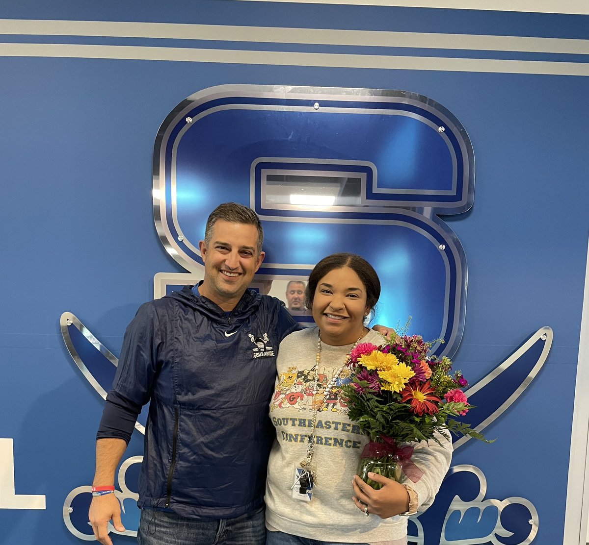 JessalynAleece's tweet photo. Happy Friday from Southside Junior High’s Own teacher of the year!!!! I’m so honored. So so so honored. 

It takes a village to get the job done as a teacher. I’m so blessed for my village. I absolutely love Southside. 💙 @GoBucsSJHS https://t.co/fuUXiGjFT7