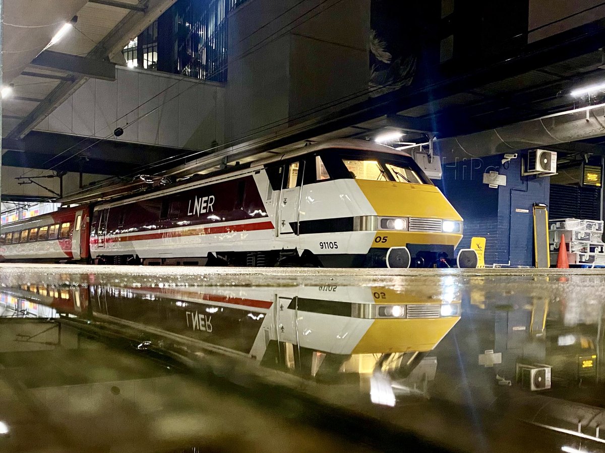 GEC #Class91 ‘Electra’ 91105 stands ready to power LNER 5D29 2137 Leeds > Neville Hill T&amp;RSMD #InterCity225 

21/10/22