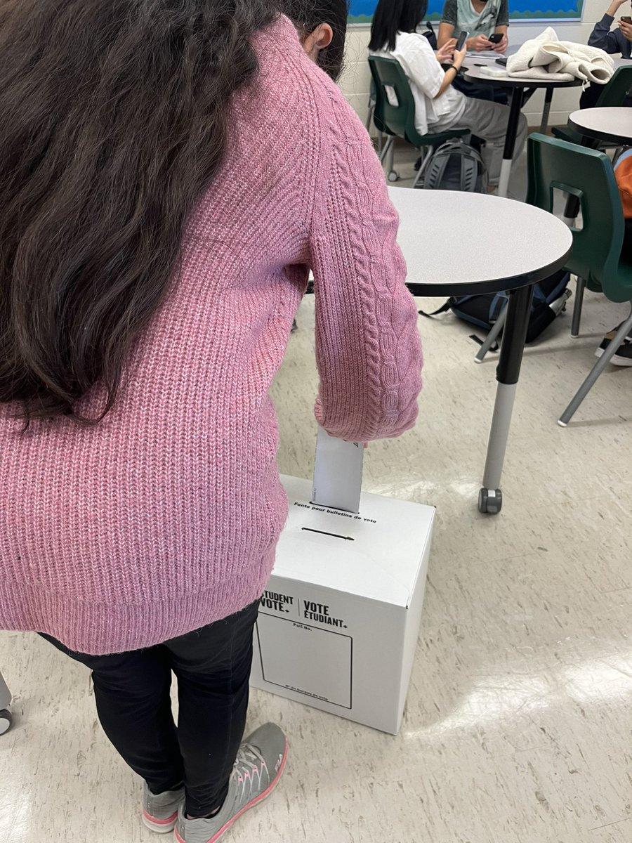 Students practicing their civic duty by voting for the upcoming municipal elections! <a href="/MsVerduynNoon/">Danielle Noon</a> @principalbcss <a href="/mslindsay_kerr/">lindsay kerr (she/her)</a> <a href="/CIVIX_Canada/">CIVIX Canada (EN)</a>