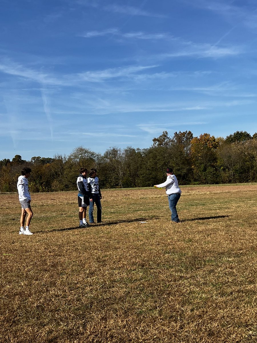 MetcalfeCoHigh's tweet photo. Today Mrs. Coffey’s PE classes created their own disc golf courses and then played against their classmates! #optionsandopportunities #metcalfehornetsever https://t.co/qUkC6zw5IV