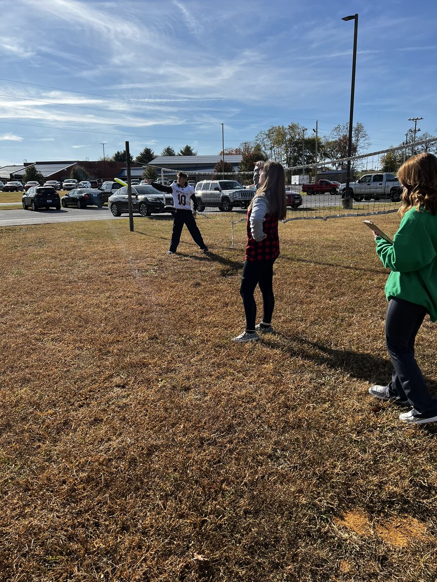 MetcalfeCoHigh's tweet photo. Today Mrs. Coffey’s PE classes created their own disc golf courses and then played against their classmates! #optionsandopportunities #metcalfehornetsever https://t.co/qUkC6zw5IV