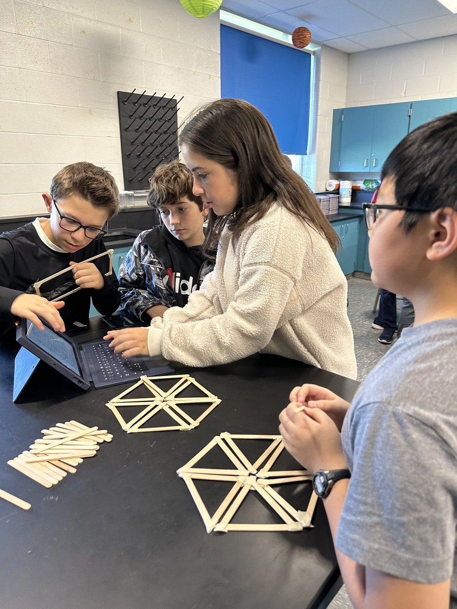 JillAlessandro's tweet photo. @RMSPRIDE Science Club was moving and grooving today! https://t.co/gdTQzj2FoK