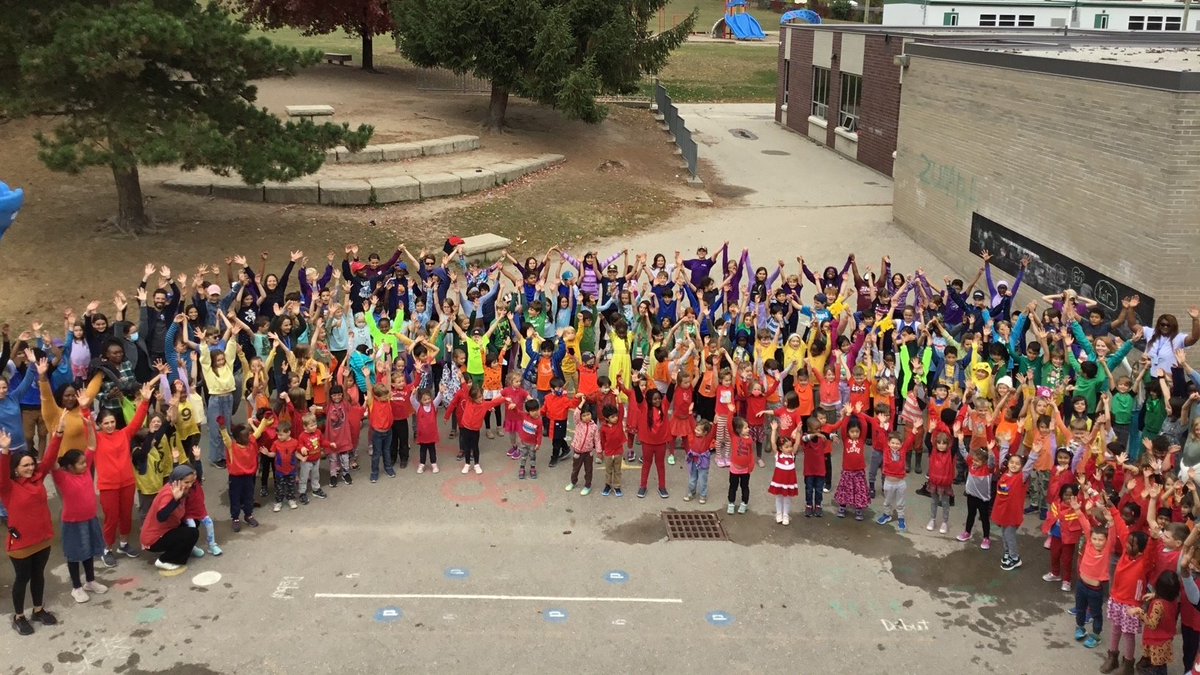 Soyez l'arc-en-ciel dans le nuage de quelqu'un 🌈

Afin de souligner les comportements positifs des élèves de l'école, le Conseil d'élèves a eu l'idée de prendre cette belle photo. Bravo! 👏