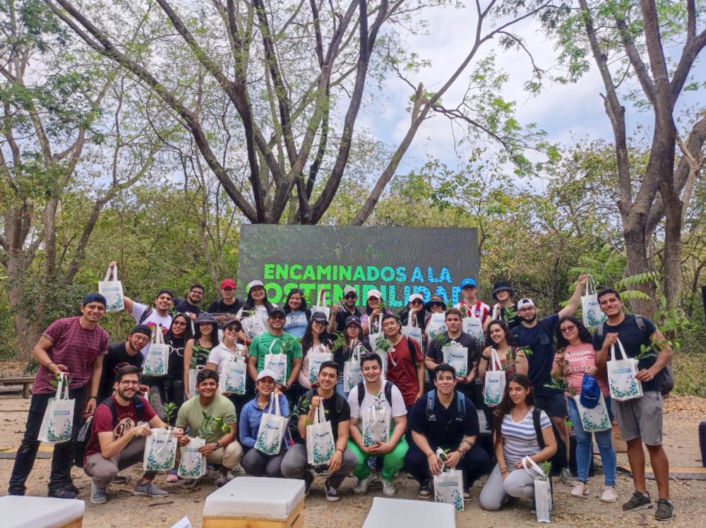 Hoy estudiantes y profesores de la FICT ESPOL asistieron a la muestra de las memorias de sostenibilidad presentadas por HOLCIM en el Bosque Protector Cerro Blanco. Este evento evidenció el compromiso de la empresa para que como meta en el año 2050 sean una empresa Net Zero.