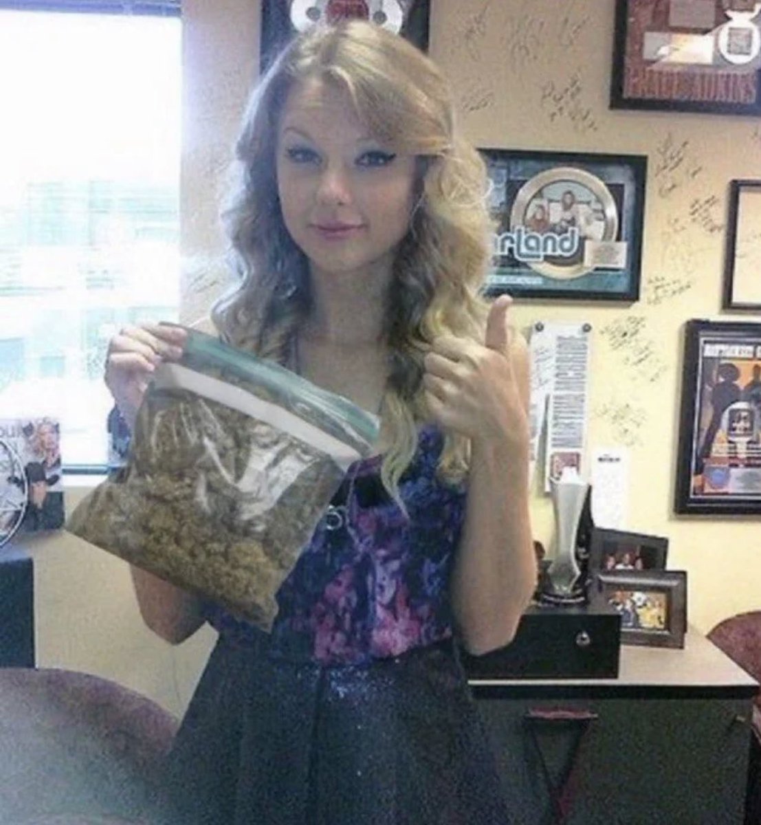 kayjpr's tweet photo. Taylor minutes before writing Midnights https://t.co/sJAybjGEpc
