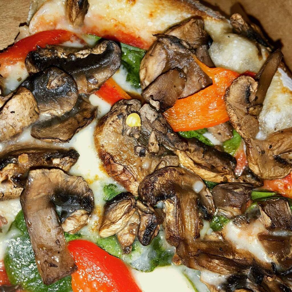 TravelGalCFC's tweet photo. Craving @roscoestkpk for tonight’s dinner. A beautiful thing about watching my carbs and fat is that I will restrain myself from eating the whole thing at once, thus resulting in scrumptious leftovers for future meals! Frugal+healthy! Yay, me. 

#pizza #… https://t.co/vzVdN5Ua8k https://t.co/Gw34pX7NNa