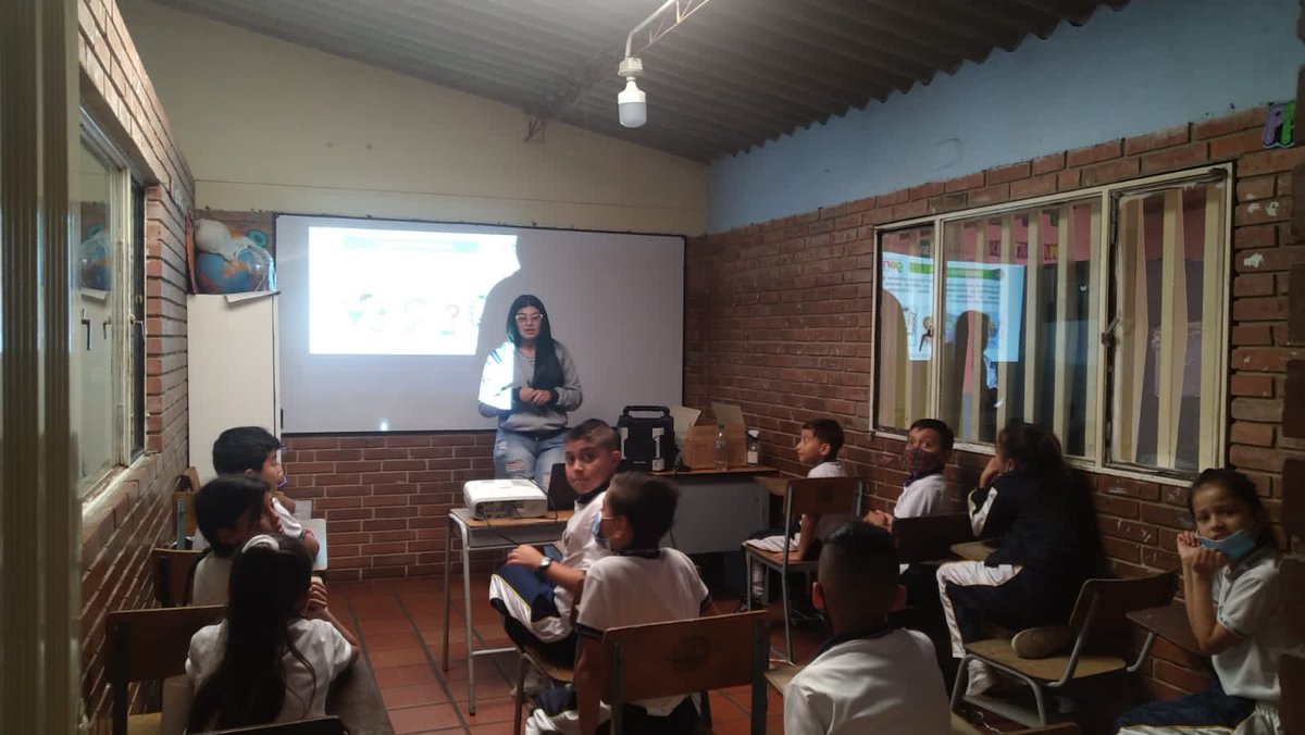 FusagasugaTIC's tweet photo. #Jornada | 👱👩🏽‍🦱 Hoy estuvimos en la Escuela Jordán Alto, donde los niños y niñas de 3° y 4° de primaria recibieron charlas sobre los riesgos a los que están expuestos en redes sociales. 

#FusagasugáViveEnTic 
#ConLaFuerzaDeLaGente https://t.co/rWyJCuPyGM