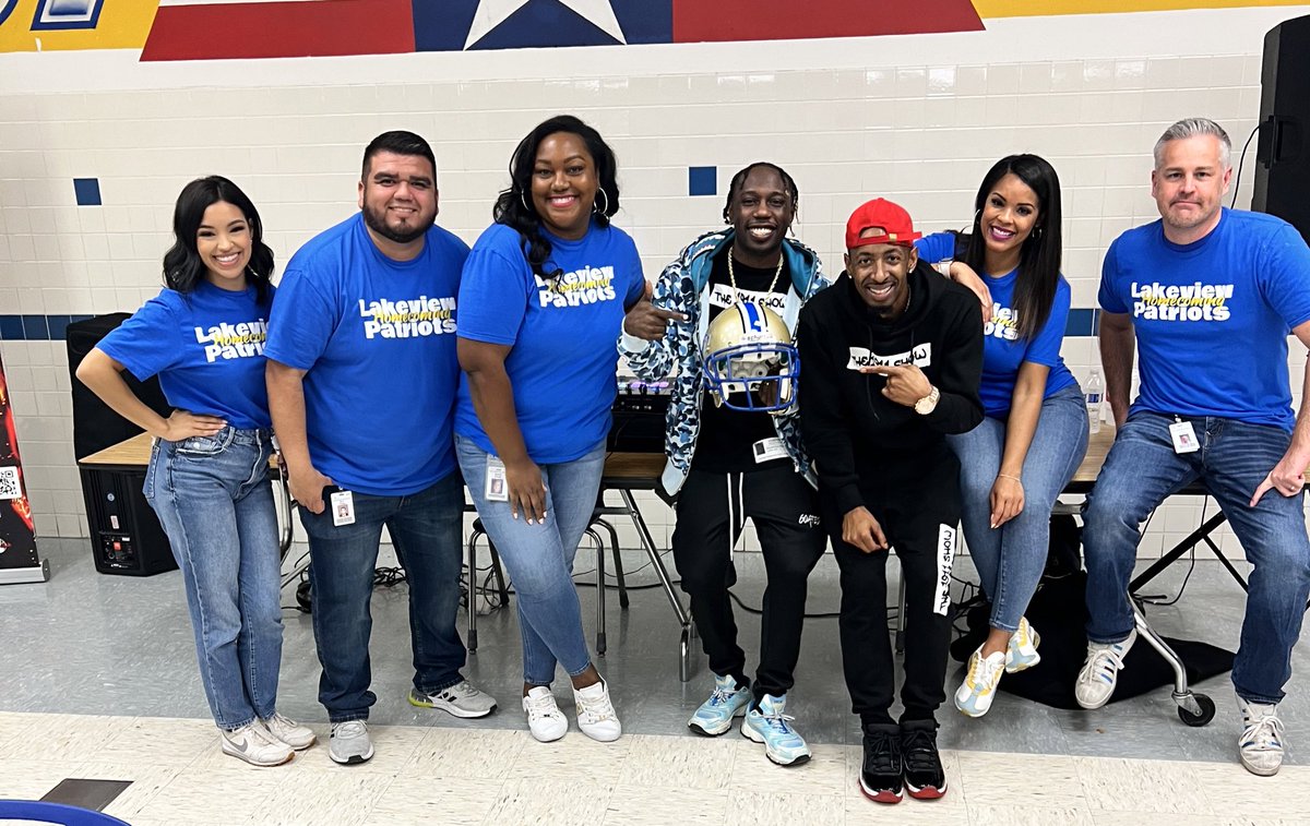 sherese_nix's tweet photo. The BEST Communications Team in the state! Can’t stop! Won’t stop! #TKO #lchshomecoming #thegisdeffect https://t.co/KhBiTLH9Kf