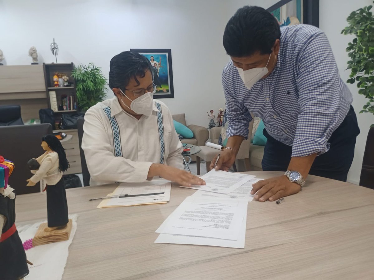 Tcastellano1974's tweet photo. #EnEstosMomentos al Diputado Suplente del @Mx_Diputados 06 Distrito Electoral del @INE_Chiapas le llevo a cabo la entrega del Análisis Distrital de los resultados de la Consulta Infantil y Juvenil 2021 @INE_Chiapas https://t.co/qv1C8ghxhQ