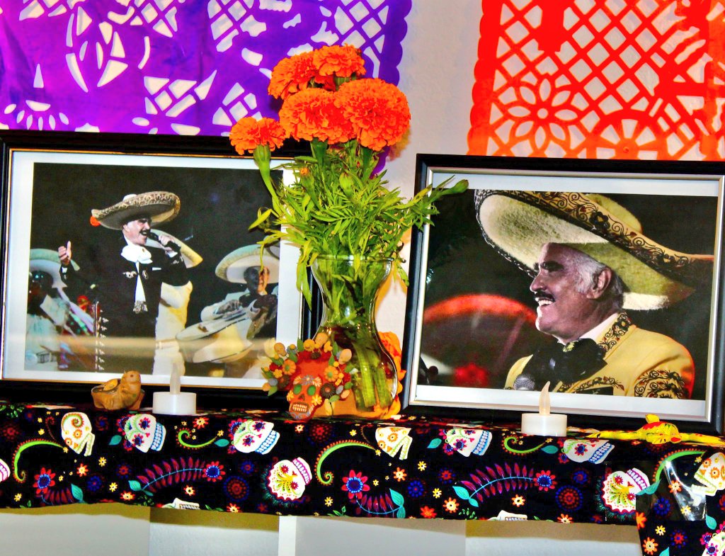 carlos_glezgtez's tweet photo. En @ConsulMexSdi iniciamos los festejos del #DiaDeMuertos con un altar producido por voluntarios de la #ComunidadMexicana, dedicado a #VicenteFernández. Además, te invitamos a participar en el #retoaltares 2022. Fecha límite: (04-11-22). La convocatoria 👉 https://t.co/CjEeg8a3Bo https://t.co/mHsxur7THd
