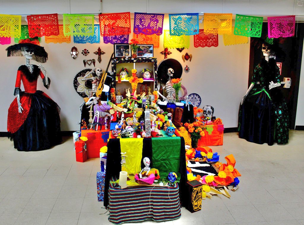 carlos_glezgtez's tweet photo. En @ConsulMexSdi iniciamos los festejos del #DiaDeMuertos con un altar producido por voluntarios de la #ComunidadMexicana, dedicado a #VicenteFernández. Además, te invitamos a participar en el #retoaltares 2022. Fecha límite: (04-11-22). La convocatoria 👉 https://t.co/CjEeg8a3Bo https://t.co/mHsxur7THd