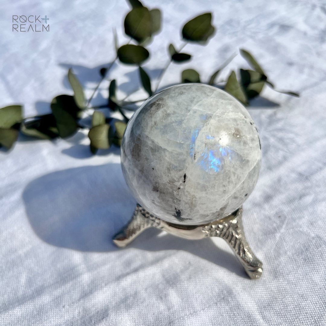 rockandrealm's tweet photo. #moonstone the stone of new beginnings!

https://t.co/bzfyDi7cHO

Balances emotions, boosts intuition &amp; encourages lucid dreaming 

And it’s so pretty 🤩 💙

#crystals #giftideas #halloweencrystals #crystallove #crystalinfo #crystalhealing #crystalsforbeginners https://t.co/j7HTD3jrEQ