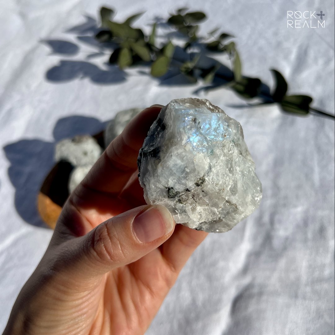rockandrealm's tweet photo. #moonstone the stone of new beginnings!

https://t.co/bzfyDi7cHO

Balances emotions, boosts intuition &amp; encourages lucid dreaming 

And it’s so pretty 🤩 💙

#crystals #giftideas #halloweencrystals #crystallove #crystalinfo #crystalhealing #crystalsforbeginners https://t.co/j7HTD3jrEQ