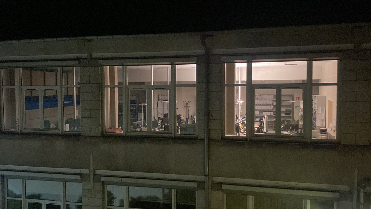 maximedfn_'s tweet photo. Bonjour @GroupeLaPoste, est-il normal qu’en pleine crise énergétique, qu’on nous demande de baisser le chauffage et de couper le wifi pour économiser l’électricité, que vos locaux reste allumé depuis 15 jours durant toutes les nuits ? #criseenergetique #Energie #electricite https://t.co/MtQvTq07nj