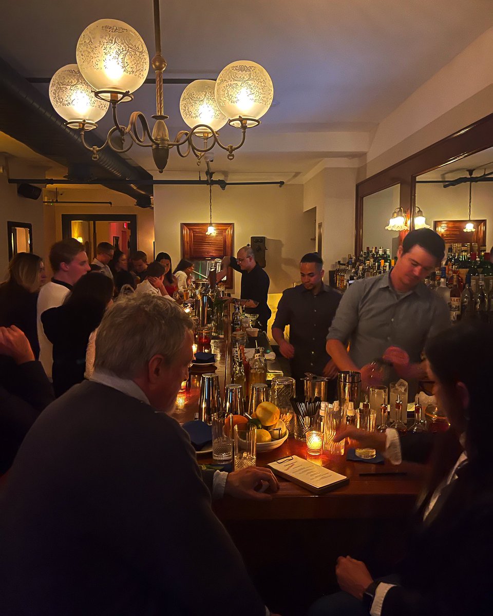 Start your weekend off right 🥂
📍 Tenement
.
.
.
#nycbars #newyorkcity #fridaynight #lowereastside