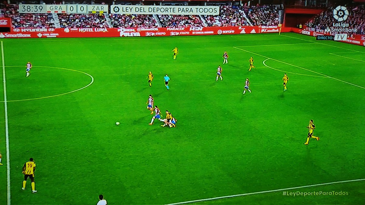 ArchivoVAR's tweet photo. ⚠️ Error garrafal de González Francés en el Granada - Real Zaragoza.

1️⃣ Bodiger caza a Puche evitando el contragolpe.

2️⃣ González Francés observa hacia donde se dirige el balón.

3️⃣ Pese a detener un contragolpe, señala la falta.

4️⃣ El colegiado corta un 3 para 2 del Zaragoza. https://t.co/gQNNOSPaVj