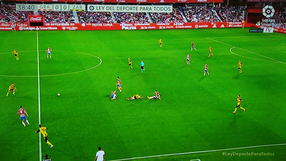 ArchivoVAR's tweet photo. ⚠️ Error garrafal de González Francés en el Granada - Real Zaragoza.

1️⃣ Bodiger caza a Puche evitando el contragolpe.

2️⃣ González Francés observa hacia donde se dirige el balón.

3️⃣ Pese a detener un contragolpe, señala la falta.

4️⃣ El colegiado corta un 3 para 2 del Zaragoza. https://t.co/gQNNOSPaVj