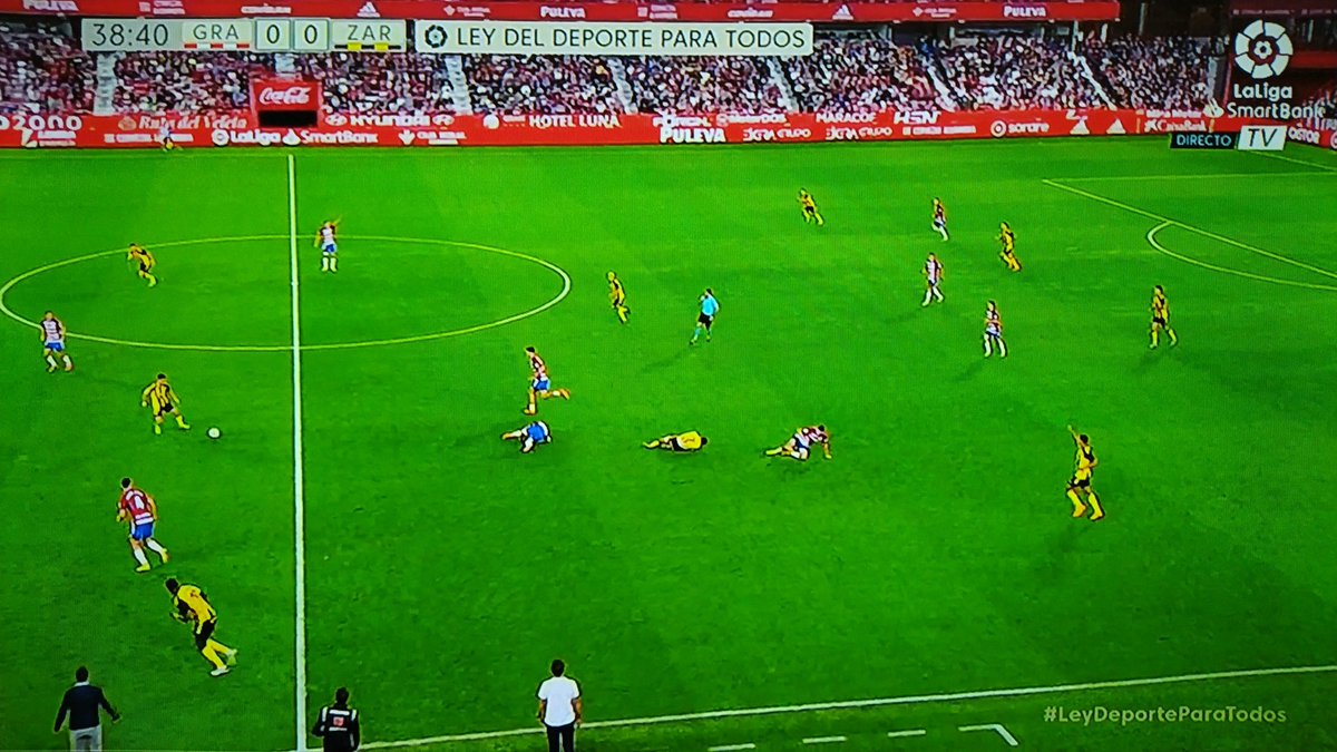 ArchivoVAR's tweet photo. ⚠️ Error garrafal de González Francés en el Granada - Real Zaragoza.

1️⃣ Bodiger caza a Puche evitando el contragolpe.

2️⃣ González Francés observa hacia donde se dirige el balón.

3️⃣ Pese a detener un contragolpe, señala la falta.

4️⃣ El colegiado corta un 3 para 2 del Zaragoza. https://t.co/gQNNOSPaVj