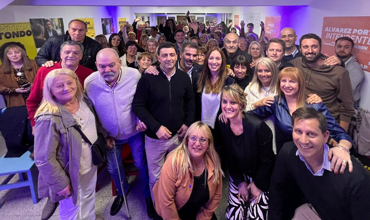 ¡Qué lindo recibimiento en Bahía Blanca! Con <a href="/mariuvidal/">María Eugenia Vidal</a> y <a href="/alvarezporte/">EMILIANO (EAP)</a> vimos en Grupo Saavedra y Espacio Tecno el potencial enorme que tenemos en la Provincia. Cerramos la recorrida inaugurando un local para todos los bahienses que pelean todos los días por el cambio.