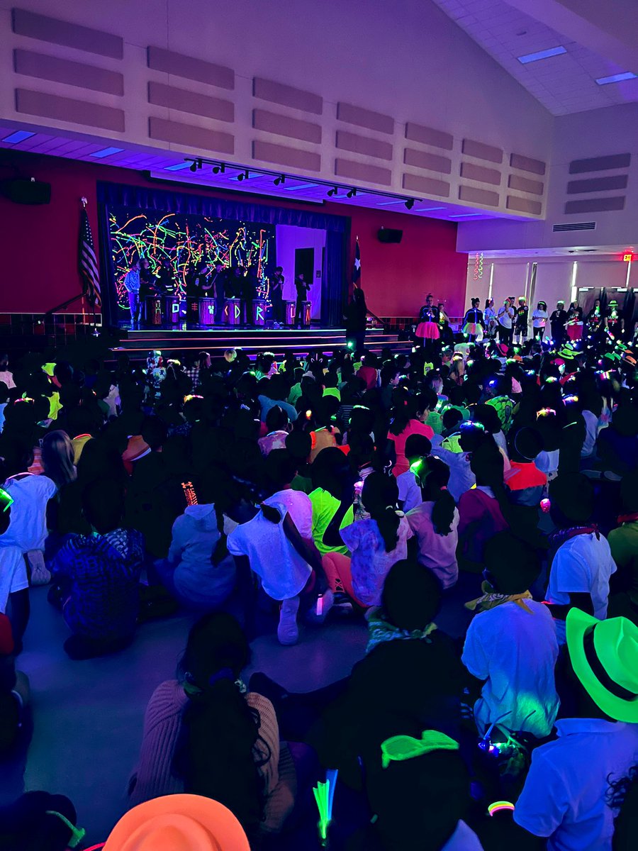 MrsKHennigan's tweet photo. Glow Day pt. 1
#rockyourschool #getyourteachon #LiscanoEXTRA5 #FISDWeareOne https://t.co/nvaw6NbdtW