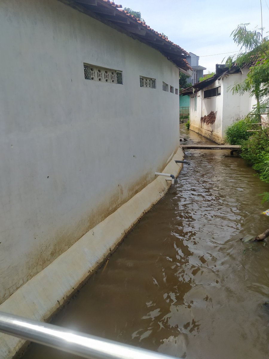 RereiiAnis's tweet photo. Yukk jaga sungai kita supaya tetap bersih

#weloveprobolinggo
#welovecities
#majenganberlari
#kecamatanmayangan https://t.co/ug9yOZloMS