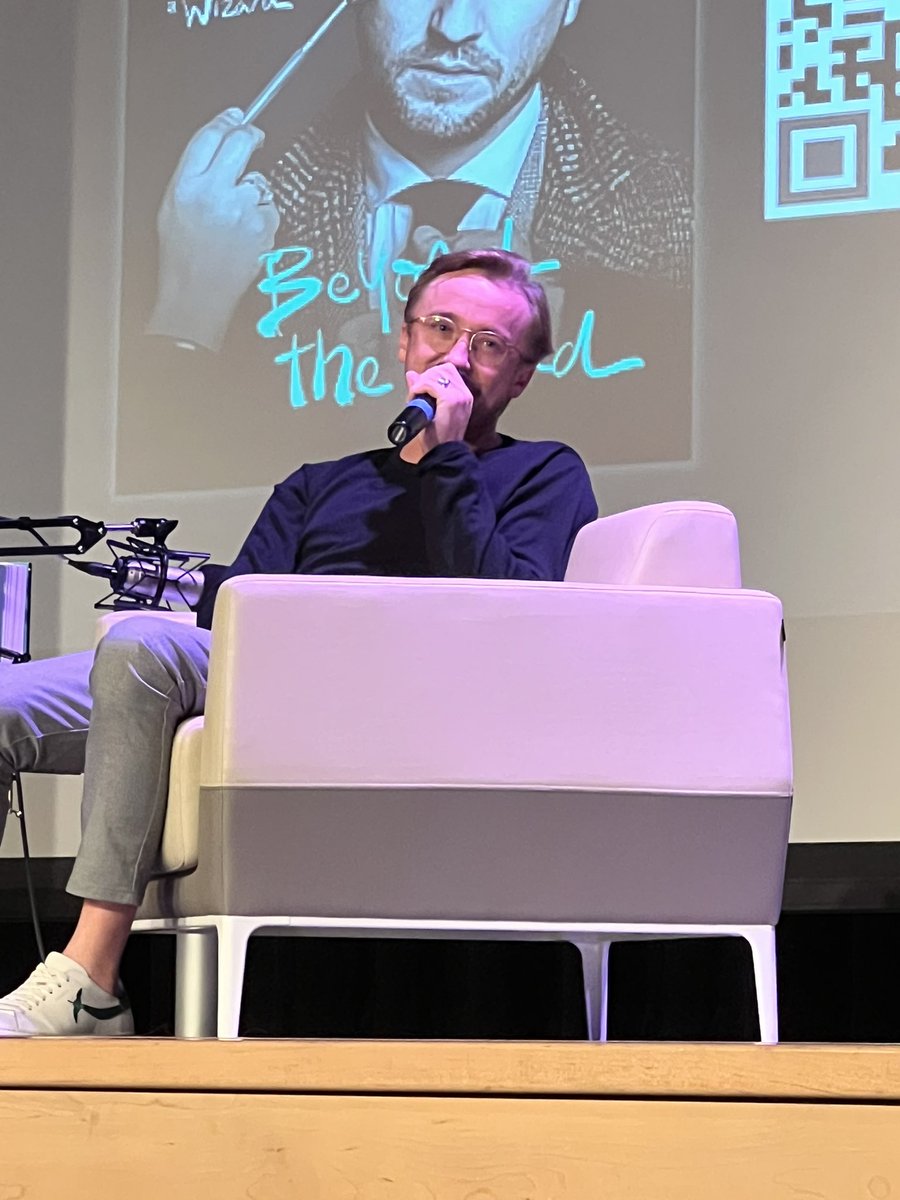 rayvinkai211's tweet photo. saw @TomFelton today, im literally crying. thank you for everything you do, i love you so much! (also, tom told me he loved me so i can die happy now)💚🐉😭 #bluewillowbooks https://t.co/sF1kMktWWx