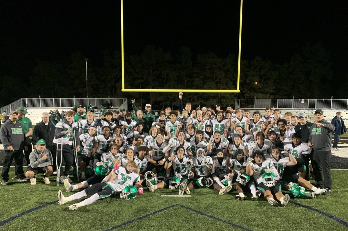 NamerAthletics's tweet photo. Holy Name wins! The Green Wave are GLC Champions! They defeat EC 42-25. Congratulations Namers! On to the Playoffs. #NamerPride #AllHail @HNGreenwave  @FOX8FNTD https://t.co/WShhorHnR2