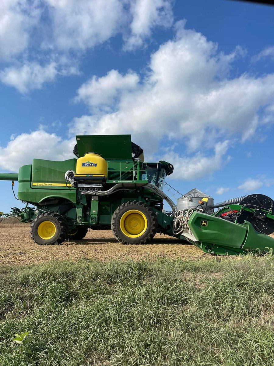 FernedingFarms's tweet photo. Just out here trying to give Gleaners a run for their money and not be the only harvester on the market that is also seeding cover crop. Well we are purposely seeding they are still in design phase rumor has it when they perfect theirs they are going paint it! #johndeere #iowa https://t.co/H2YVqViEsz