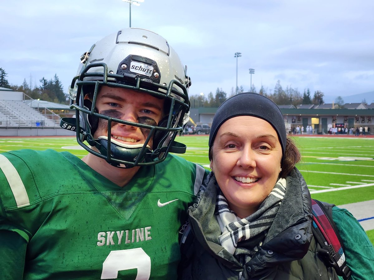 shakirakelly's tweet photo. Friday Night Lights with my Senior. Kindergarten feels like only yesterday. @Deeeeermid31 
#HomeComing #SeniorNight #SkyLineFootball https://t.co/FISOTmW1Sc