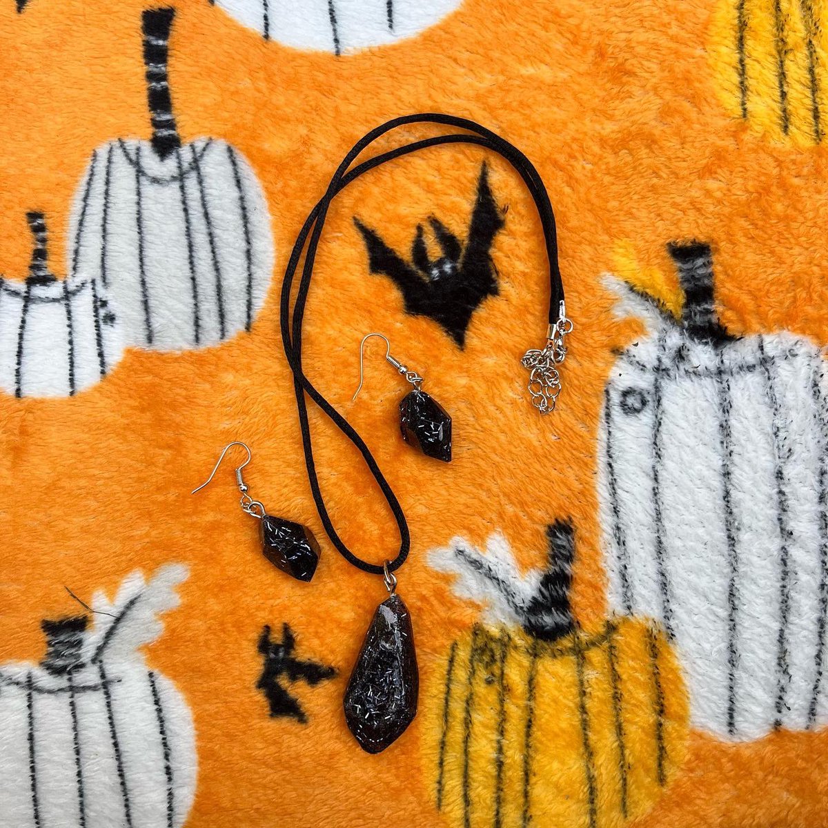 GroovySoulsCS's tweet photo. Good evening loves!💜💚

We are selling out of our Halloween collection QUICK; get your jewelry soon, spooky season is ending!

Check out what is left &amp; dm to place an order‼️👻🎃✨
#halloween #spookyseason #spookyjewelry  #homemadejewelry #resinjewelry #resin #smallbusiness #art https://t.co/Tyai5SkIW0