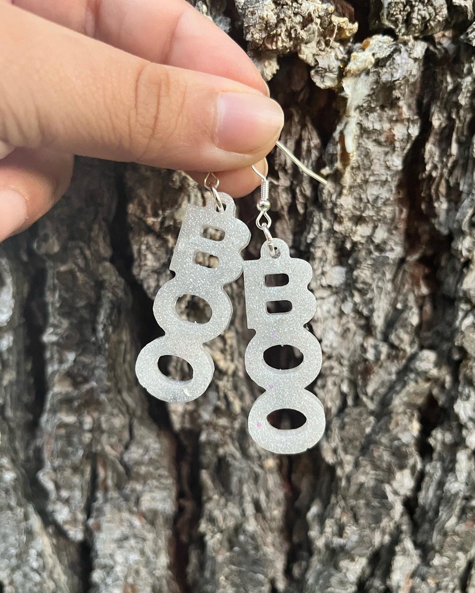 GroovySoulsCS's tweet photo. Good evening loves!💜💚

We are selling out of our Halloween collection QUICK; get your jewelry soon, spooky season is ending!

Check out what is left &amp; dm to place an order‼️👻🎃✨
#halloween #spookyseason #spookyjewelry  #homemadejewelry #resinjewelry #resin #smallbusiness #art https://t.co/Tyai5SkIW0