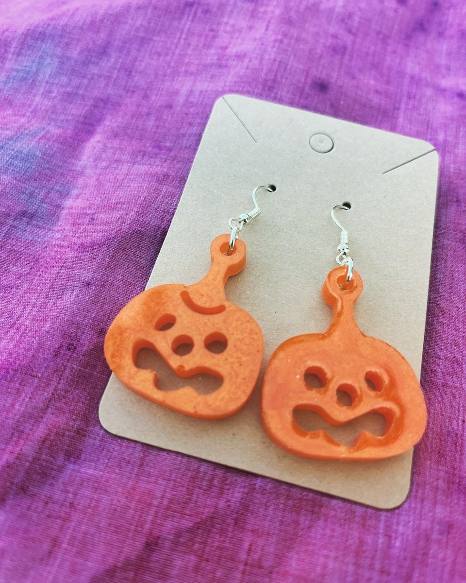 GroovySoulsCS's tweet photo. Good evening loves!💜💚

We are selling out of our Halloween collection QUICK; get your jewelry soon, spooky season is ending!

Check out what is left &amp; dm to place an order‼️👻🎃✨
#halloween #spookyseason #spookyjewelry  #homemadejewelry #resinjewelry #resin #smallbusiness #art https://t.co/Tyai5SkIW0