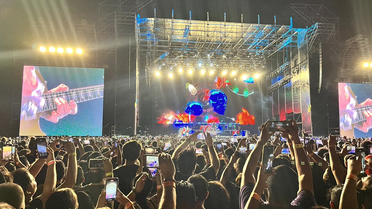 ameneyro's tweet photo. @Slash Thank you @Slash and @gunsnroses for a travel back in time. Simply fantastic. https://t.co/rgzp0tfPvG