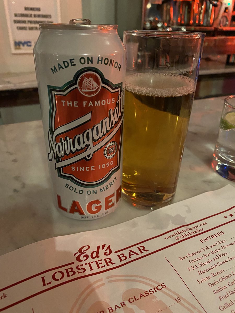 JoshuaJamesNY's tweet photo. Only way to do NYC. ⁦@edslobsterbar⁩ ⁦@chefedmcfarland⁩ Best Lobster Roll in the World. https://t.co/YnLlMSppo9